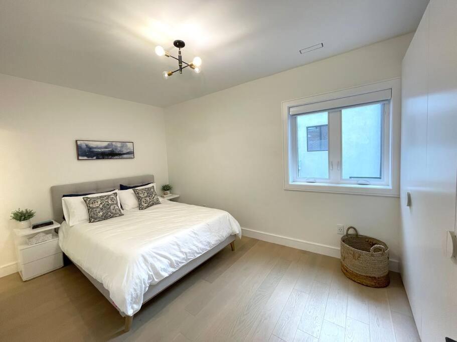 Modern Apartment Close To The Beach With Parking Toronto Exteriér fotografie