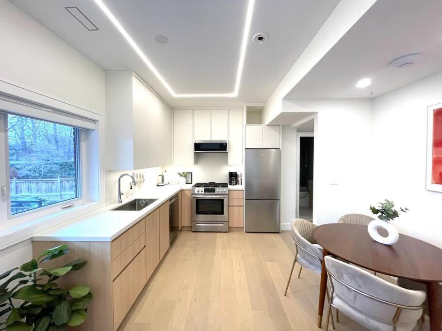 Modern Apartment Close To The Beach With Parking Toronto Exteriér fotografie