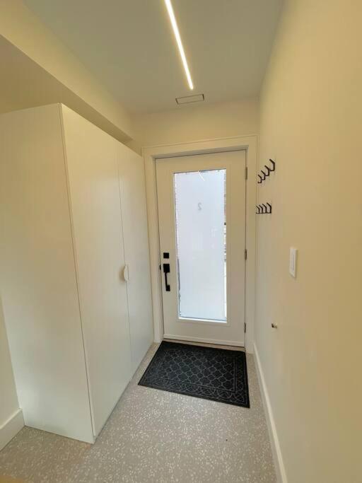 Modern Apartment Close To The Beach With Parking Toronto Exteriér fotografie