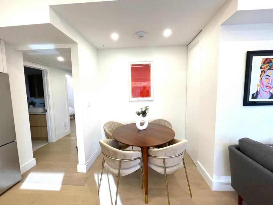 Modern Apartment Close To The Beach With Parking Toronto Exteriér fotografie