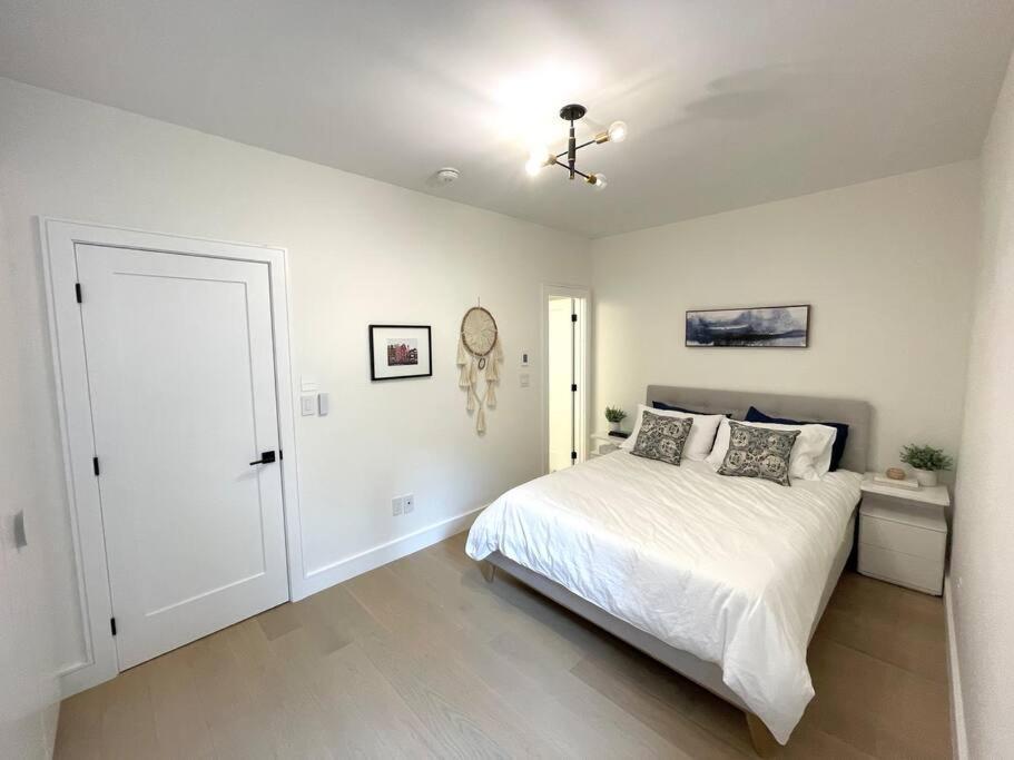 Modern Apartment Close To The Beach With Parking Toronto Exteriér fotografie