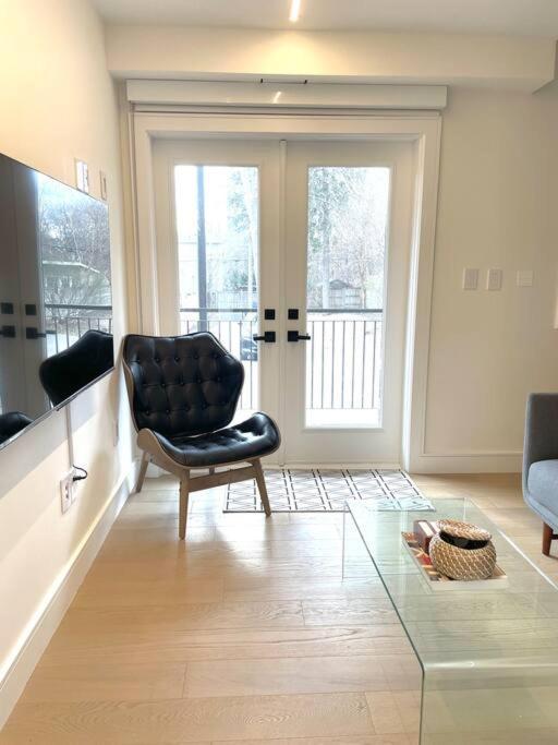 Modern Apartment Close To The Beach With Parking Toronto Exteriér fotografie