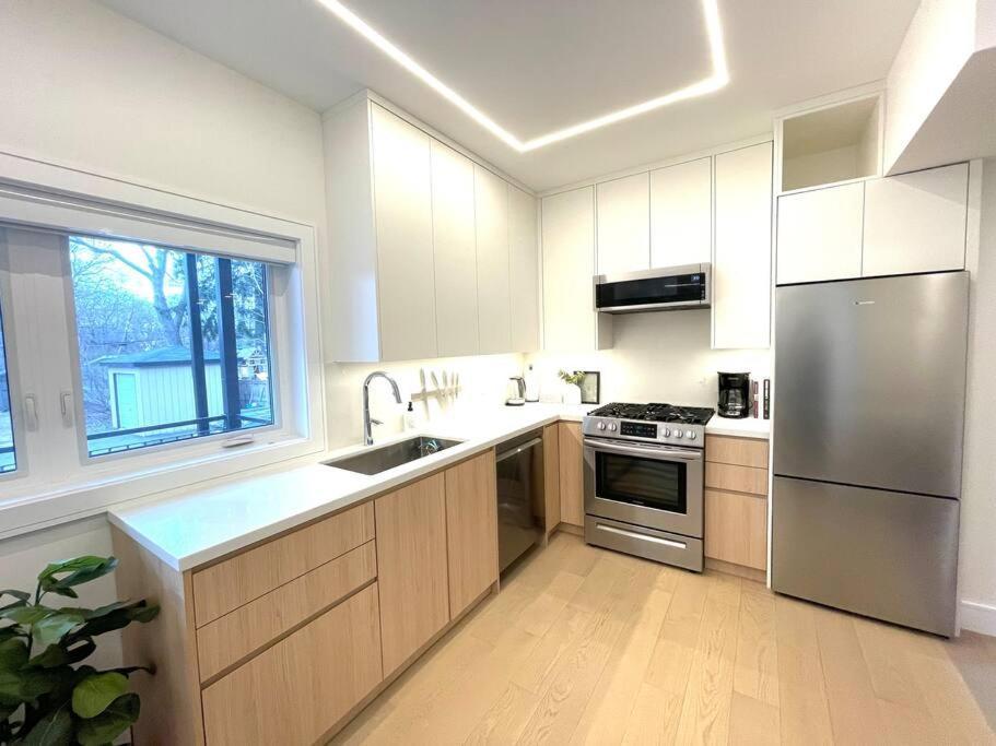 Modern Apartment Close To The Beach With Parking Toronto Exteriér fotografie