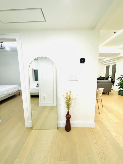 Modern Apartment Close To The Beach With Parking Toronto Exteriér fotografie
